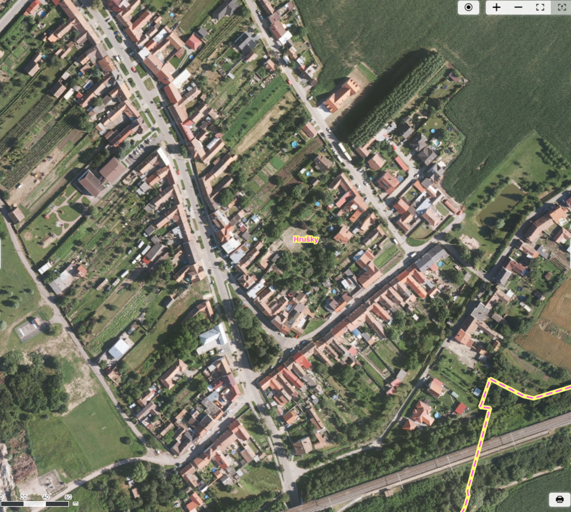 Letecký snímek obce Hrušky z roku 2018.