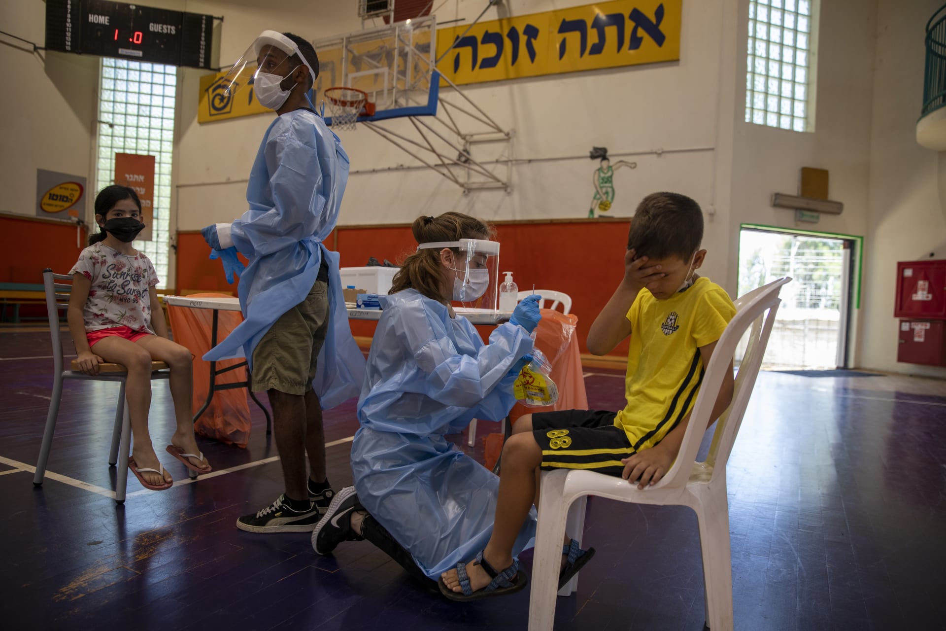 Testování dětí na koronavirus v izraelském městě Binjamina