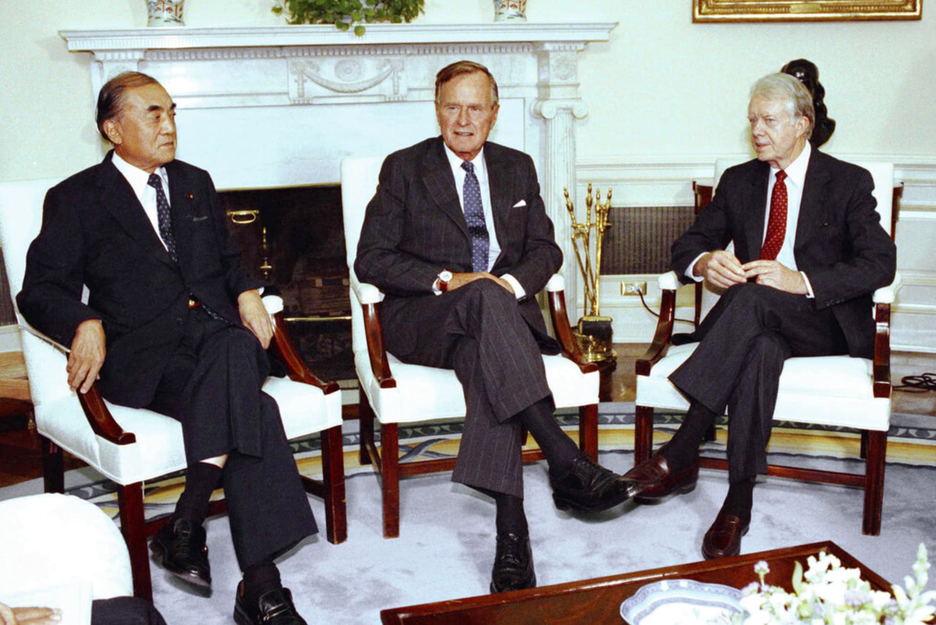 Jimmy Carter (vpravo), bývalý japonský premiér Jasuhiro Nakasone a americký prezident George H. W. Bush v roce 1991 v Bílém domě