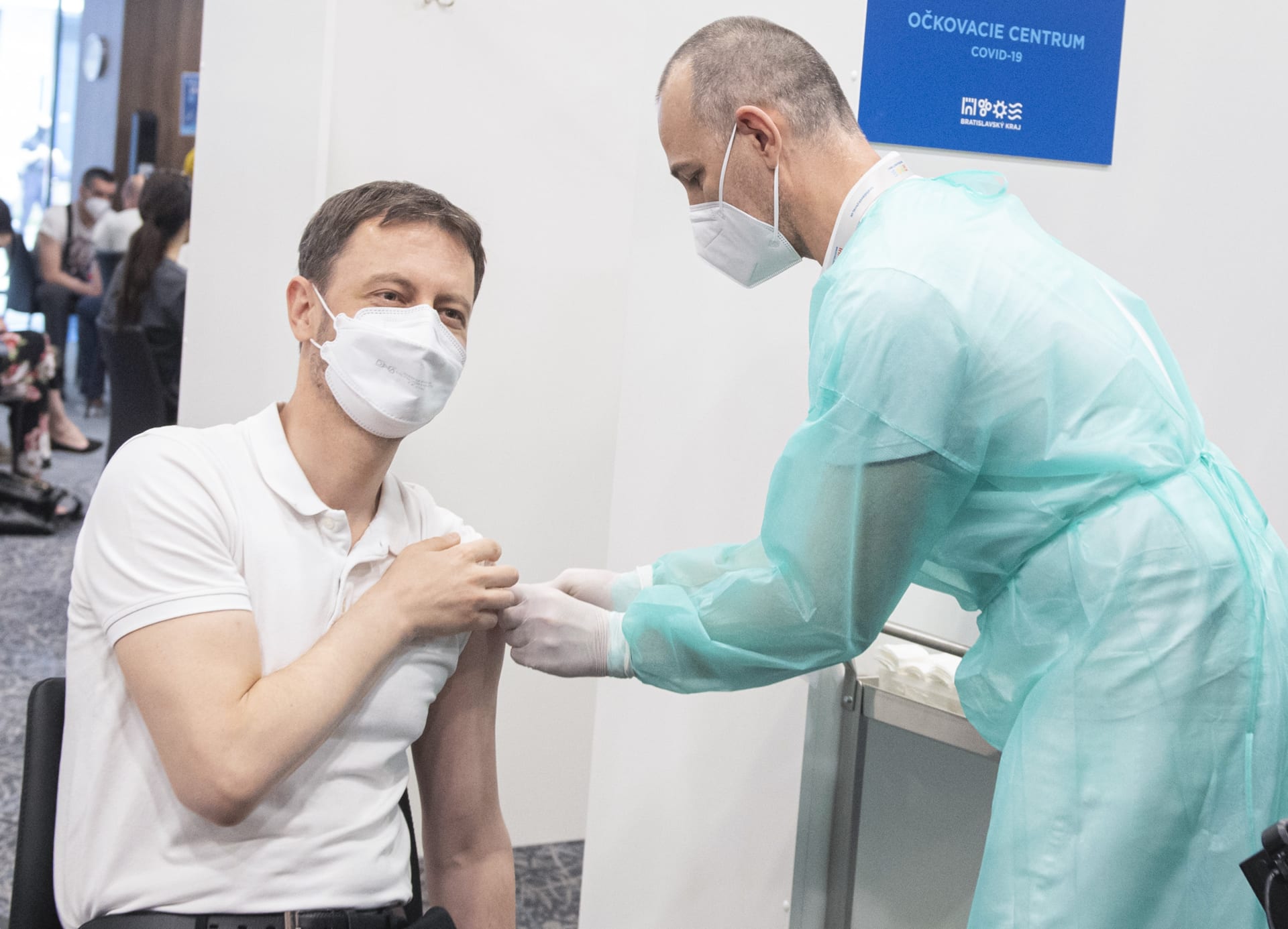 Slovenský premiér Eduard Heger dostává vakcínu proti covidu. (ilustrační foto)
