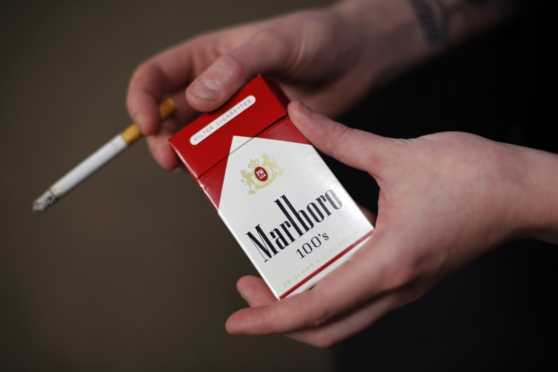 Philip Morris přestane v příštích deseti letech v Británii prodávat cigarety. Z pultů obchodů tak po více než sto letech zmizí značka Marlboro.