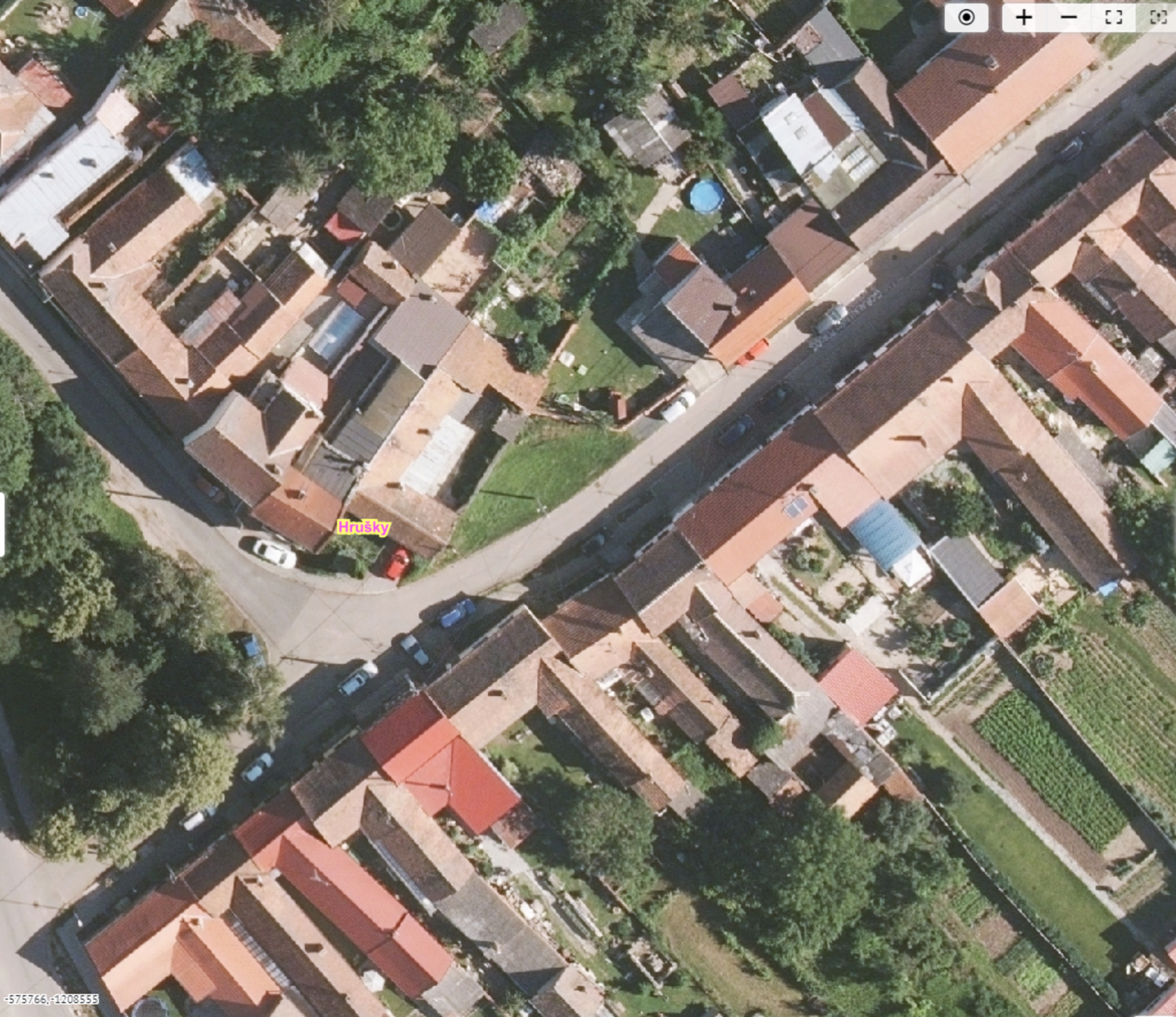 Letecký snímek obce Hrušky z roku 2018.