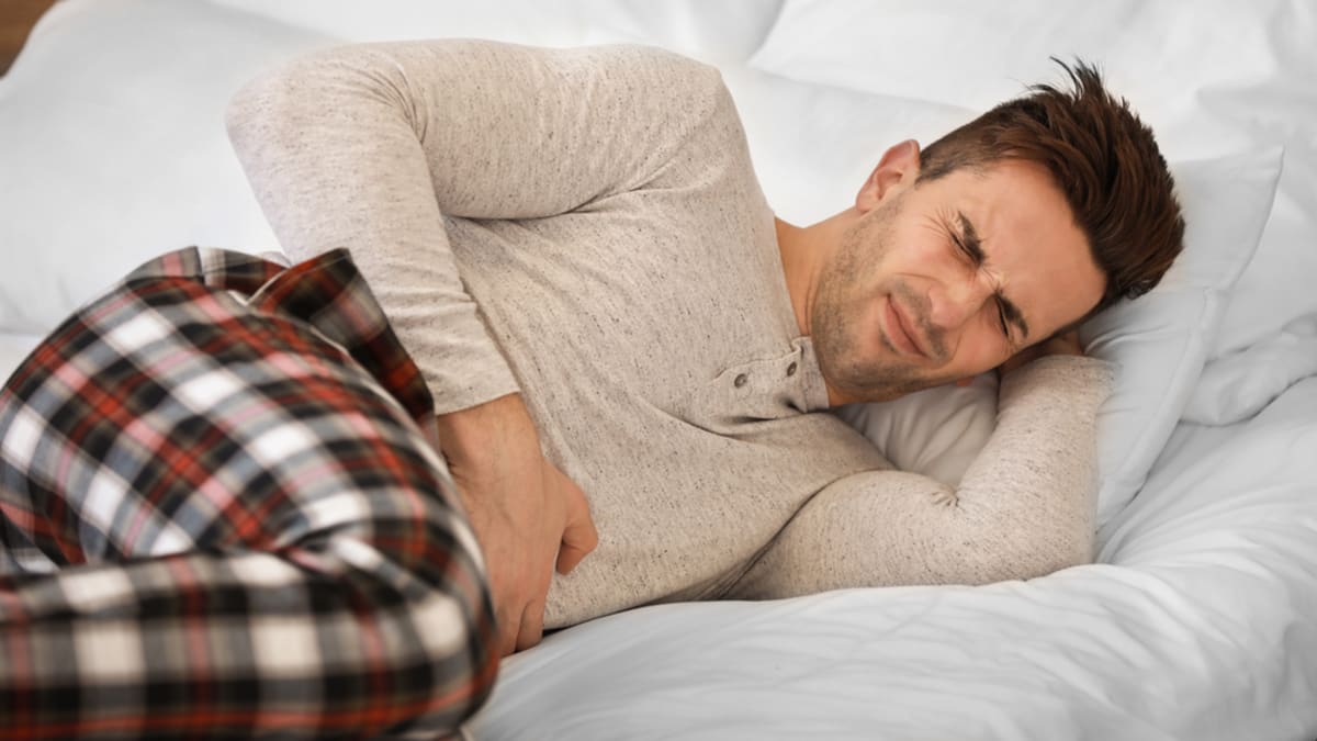 Projevem letních infekcí může být silná bolest břicha. 