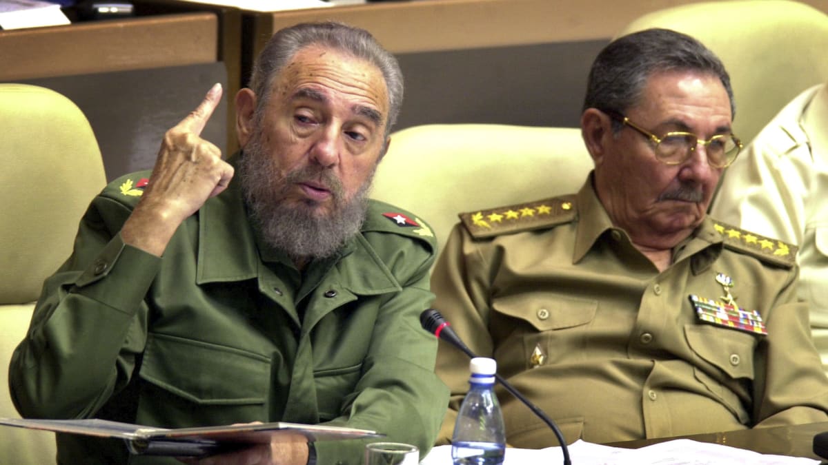 Fidel Castro a Raúl Castro v roce 2002