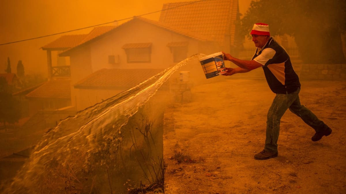 Lidé hasí oheň v Řecku kyblíky, mnohým vláda nepřišla na pomoc.