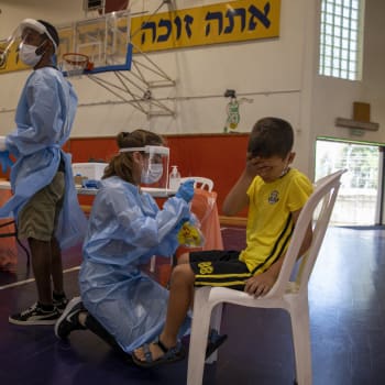 Testování dětí na koronavirus v izraelském městě Binjamina
