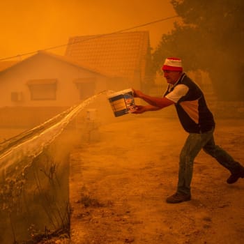 Lidé hasí oheň v Řecku kyblíky, mnohým vláda nepřišla na pomoc.