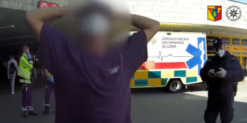 Záchranáři v Praze hledali zraněného. Mezitím jim zfetovaný muž ničil sanitku