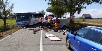 Autobus se na Brněnsku srazil s autem. Zranilo se šest lidí, pro řidiče letěl vrtulník