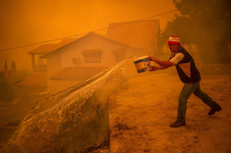 Lidé hasili oheň v Řecku kyblíky, mnohým vláda nepřišla na pomoc.