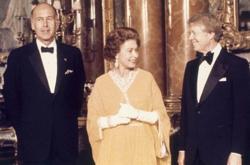 Jimmy Carter (vpravo), francouzský prezident Valéry Giscard dEstaing a královna Alžběta II. v roce 1977