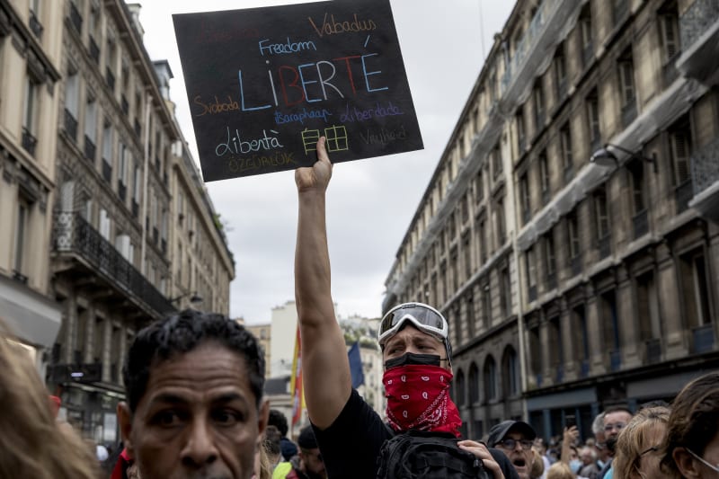 Francouzi pokračují v protestech proti očkování a pravidlům covid pasů.
