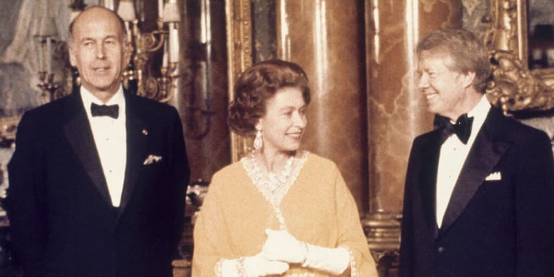 Jimmy Carter (vpravo), francouzský prezident Valéry Giscard d'Estaing a královna Alžběta II. v roce 1977