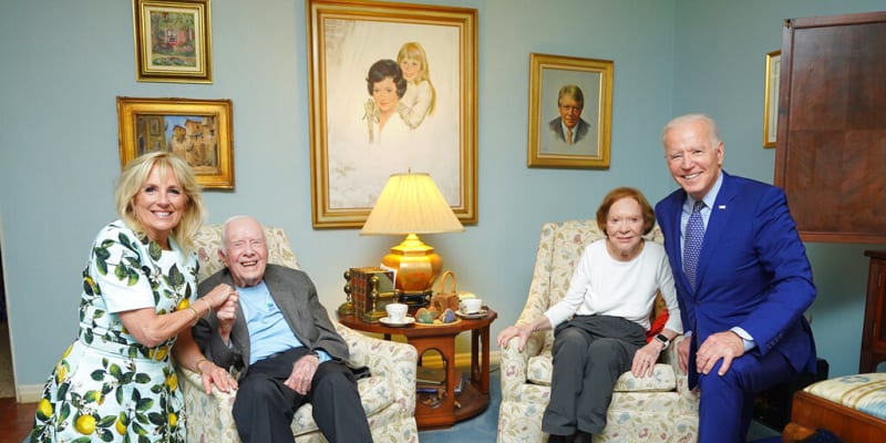 Jimmy Carter a Joe Biden na fotce v roce 2021, kde si prohodili své manželky