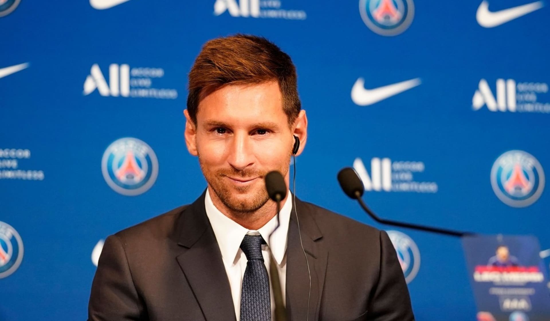 Lionel Messi na své první tiskové konferenci v pozici hráče Paris Saint-Germain