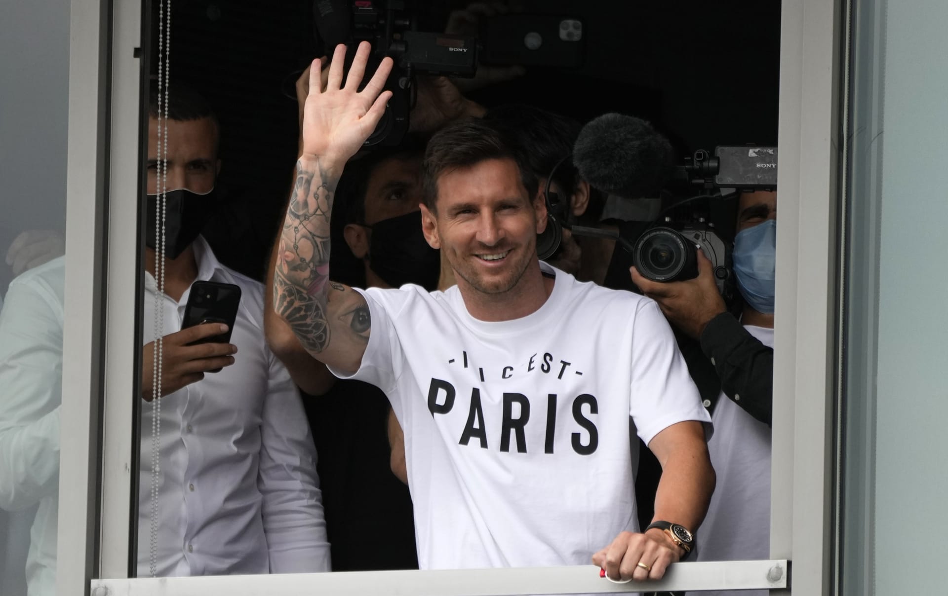 Lionel Messi mává fanouškům Paris Saint-Germain. Ti si neuvěřitelnou rychlostí rozebrali dresy, které šly do prodeje.