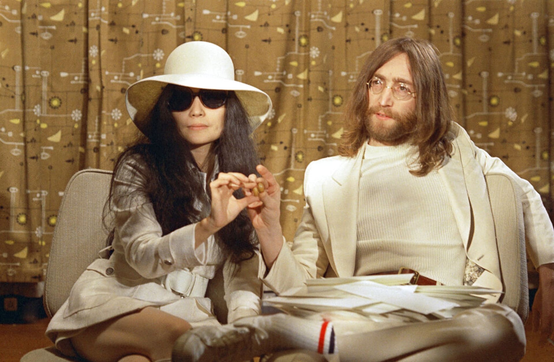 Yoko Ono a John Lennon v roce 1969 na tiskové konferenci