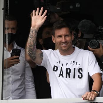 Lionel Messi mává fanouškům Paris Saint-Germain. Ti si neuvěřitelnou rychlostí rozebrali dresy, které šly do prodeje.