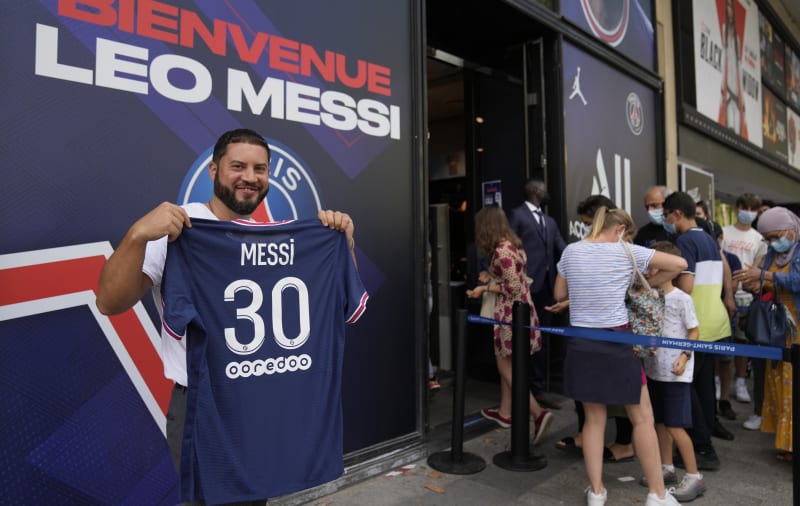 Fanoušci PSG vzali fan-shop svého milovaného klubu útokem. Všichni chtěli vlastnit dres hvězdné posily.
