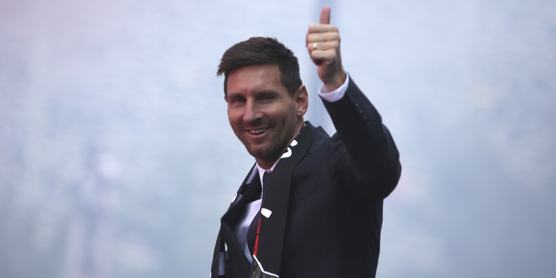 Lionel Messi děkuje fanouškům PSG za vřelé přivítání.