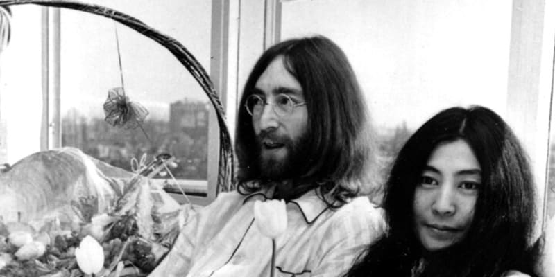 Yoko Ono a John Lennon při jednom ze svých mírových poselství (bed-in) v Amsterdamu v roce 1969