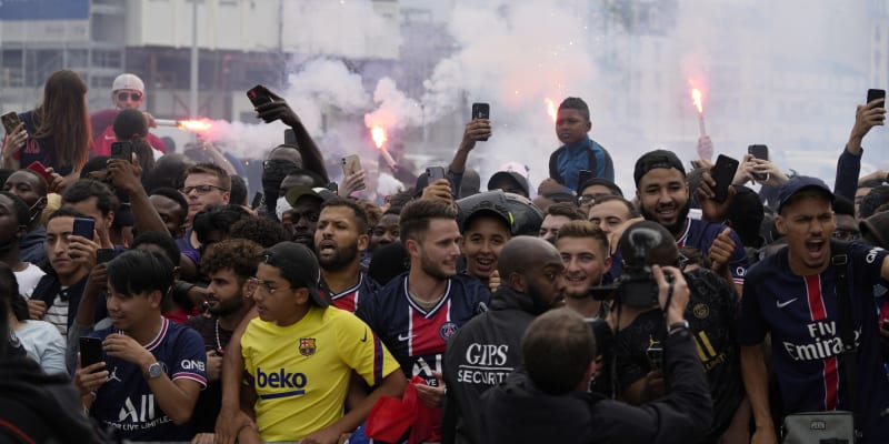 Messi přišel od Paříže a fanoušci PSG byli jako utržení ze řetězu.