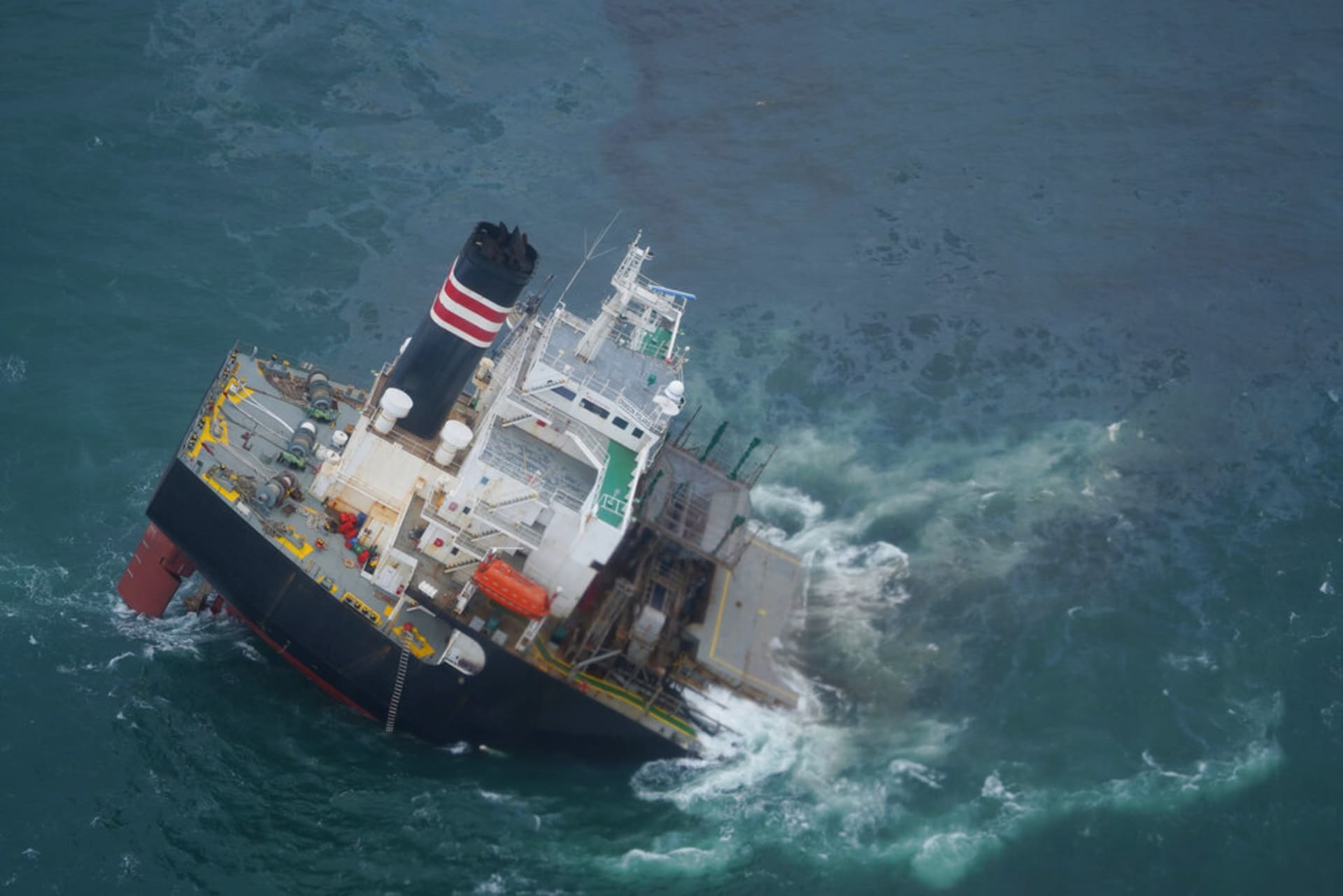 Nákladní loď Crimson Polaris registrovaná v Panamě najela na mělčinu a rozlomila se u města Hachinohe na severovýchodě Japonska.  