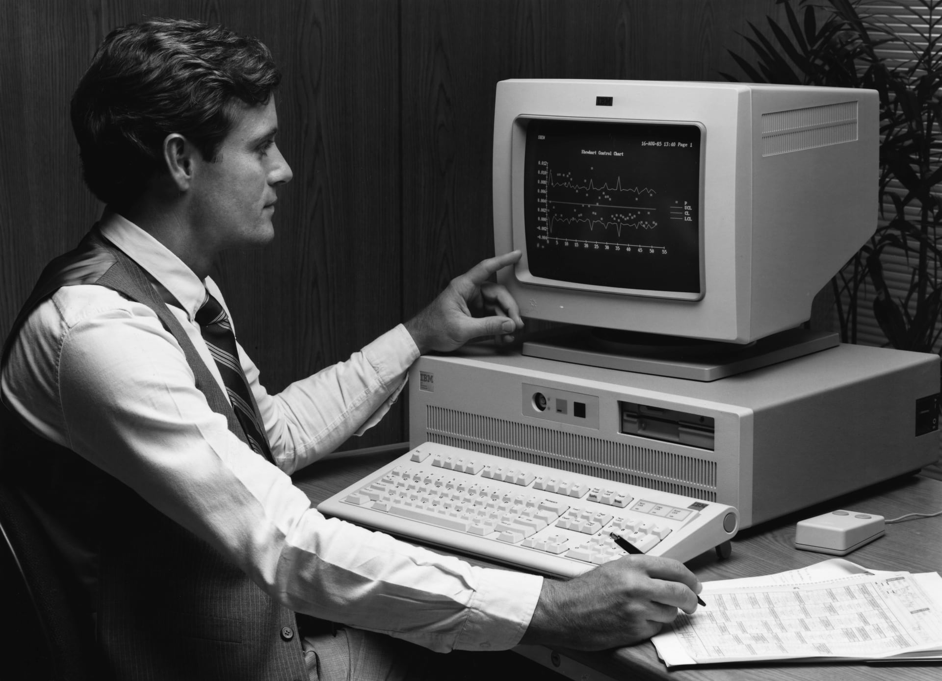 Počítač využíval operační systém MS DOS 1.0 od společnosti Microsoft a procesor firmy Intel. 