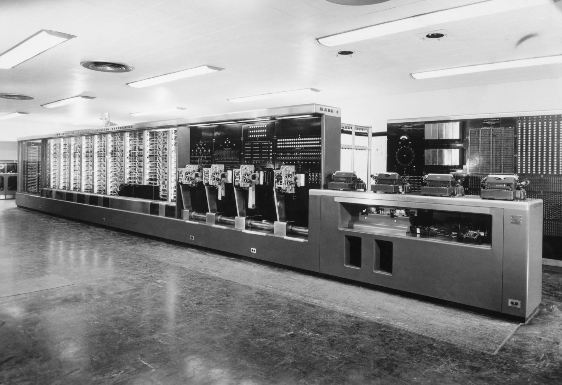 První počítače stály astronomické částky a běžně zabíraly několik místností, třeba tento IBM Mark I. 