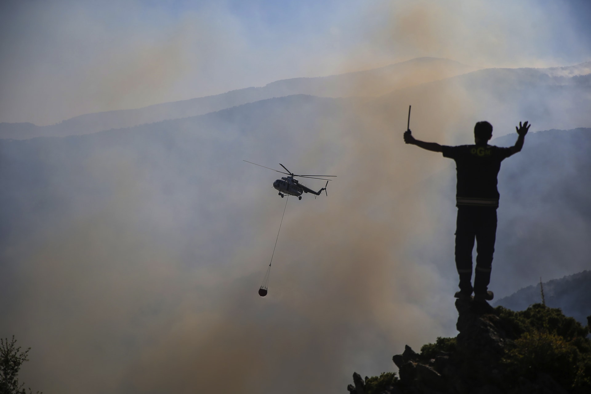 Kouř z lesních požárů halí nebe nad Tureckem.