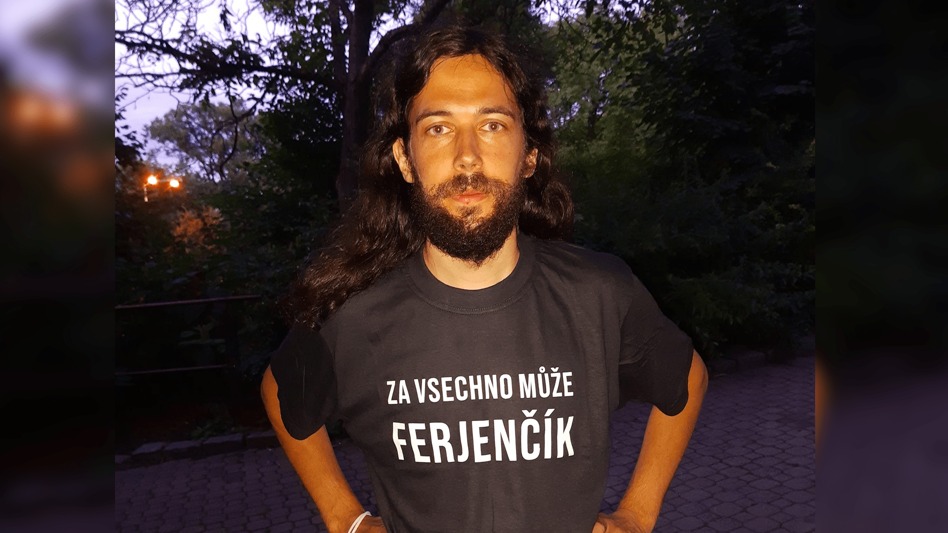 Poslanec Pirátů Mikuláš Ferjenčík si nechal udělat tričko, kterým okopíroval Miroslava Kalouska, expředsedu TOP 09.