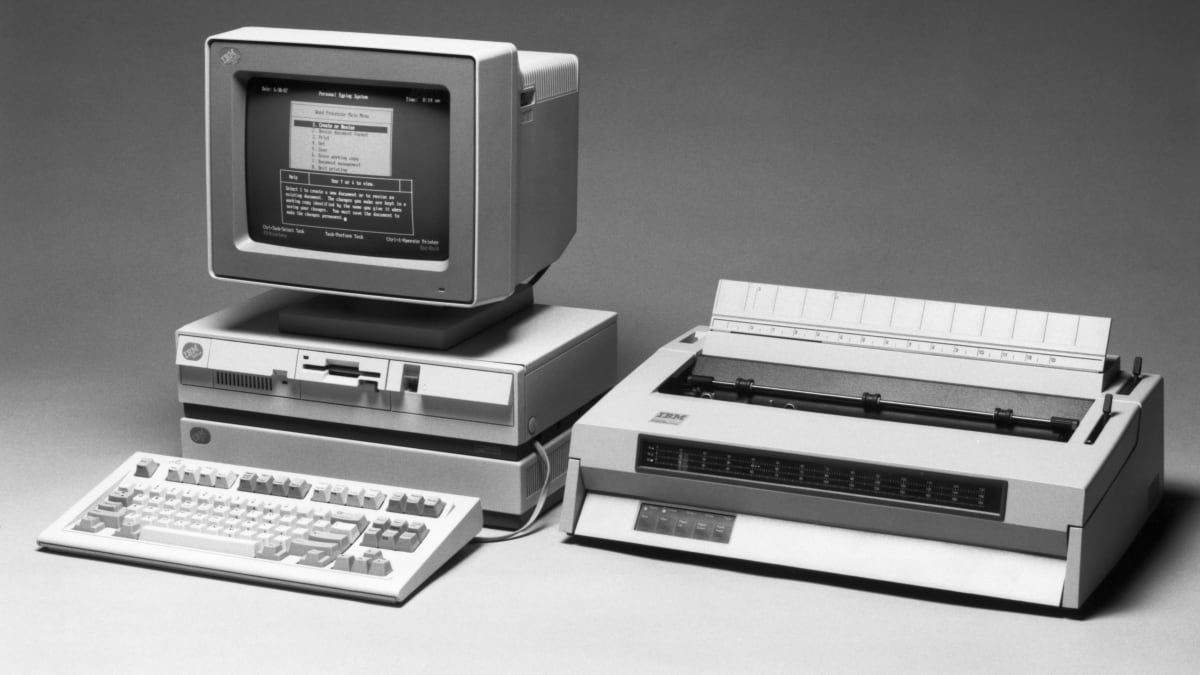 K PC postupně přibyla i další doprovodná zařízení jako tiskárny.