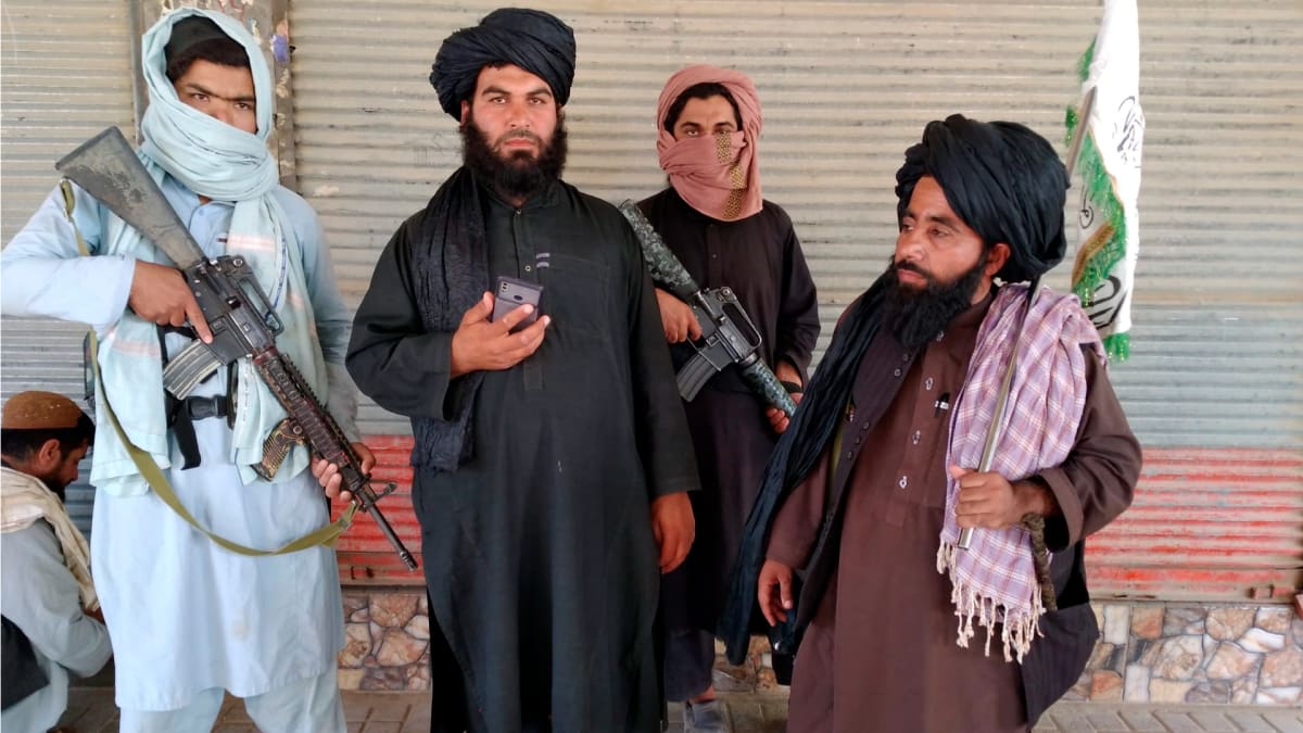 Členové hnutí Tálibán stráží město Farah.