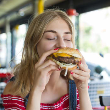 Žena s hamburgerem