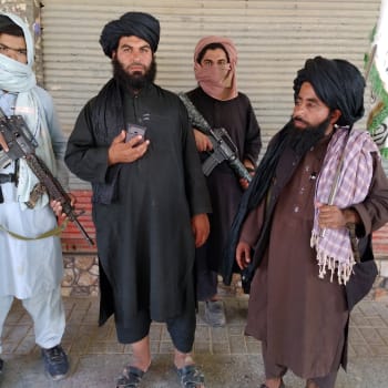 Členové hnutí Tálibán stráží město Farah.