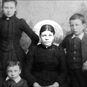 Angličanka Bridget Driscollová, která se roku 1896 stala první pěší obětí automobilismu, na snímku se svými dětmi. 