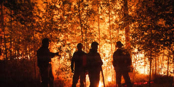 PŘEHLEDNĚ: Ohnivá osa Sibiř–Řecko–Kalifornie. Kde všude ve světě zuří požáry?