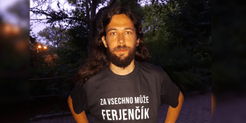Kalousek se směje Ferjenčíkovi kvůli tričku: Pirát dokáže ukrást všechno, i fór