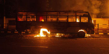 Video zachytilo děsivý výbuch autobusu v centru města. Dva mrtví, ženě exploze utrhla nohy