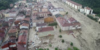 Turecko v sevření živlů: Jih v plamenech, na severu při záplavách zemřelo devět lidí