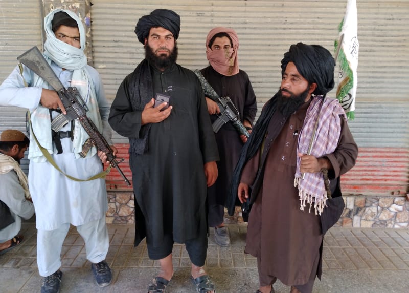 Členové hnutí Tálibán stráží město Farah