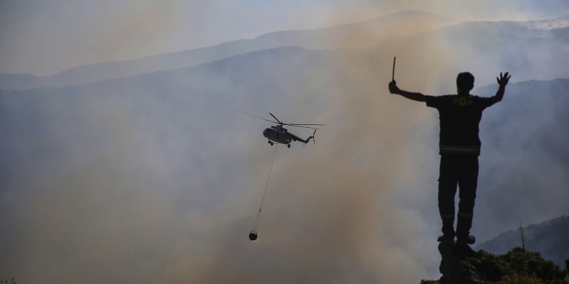 Kouř z lesních požárů halí nebe nad Tureckem.