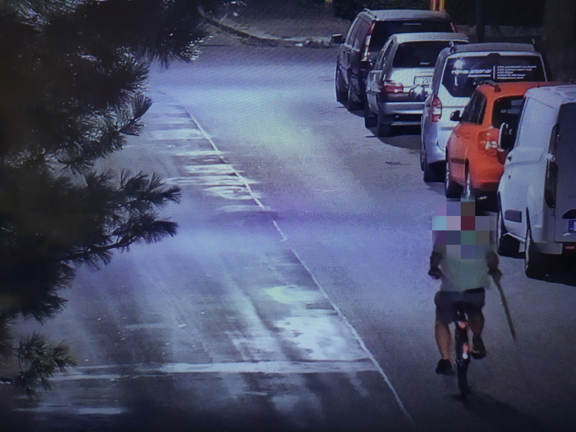 Ve čtvrtek krátce před půlnocí si operátor kamerového systému všiml muže, který jel na kole s krumpáčem v ruce. 
