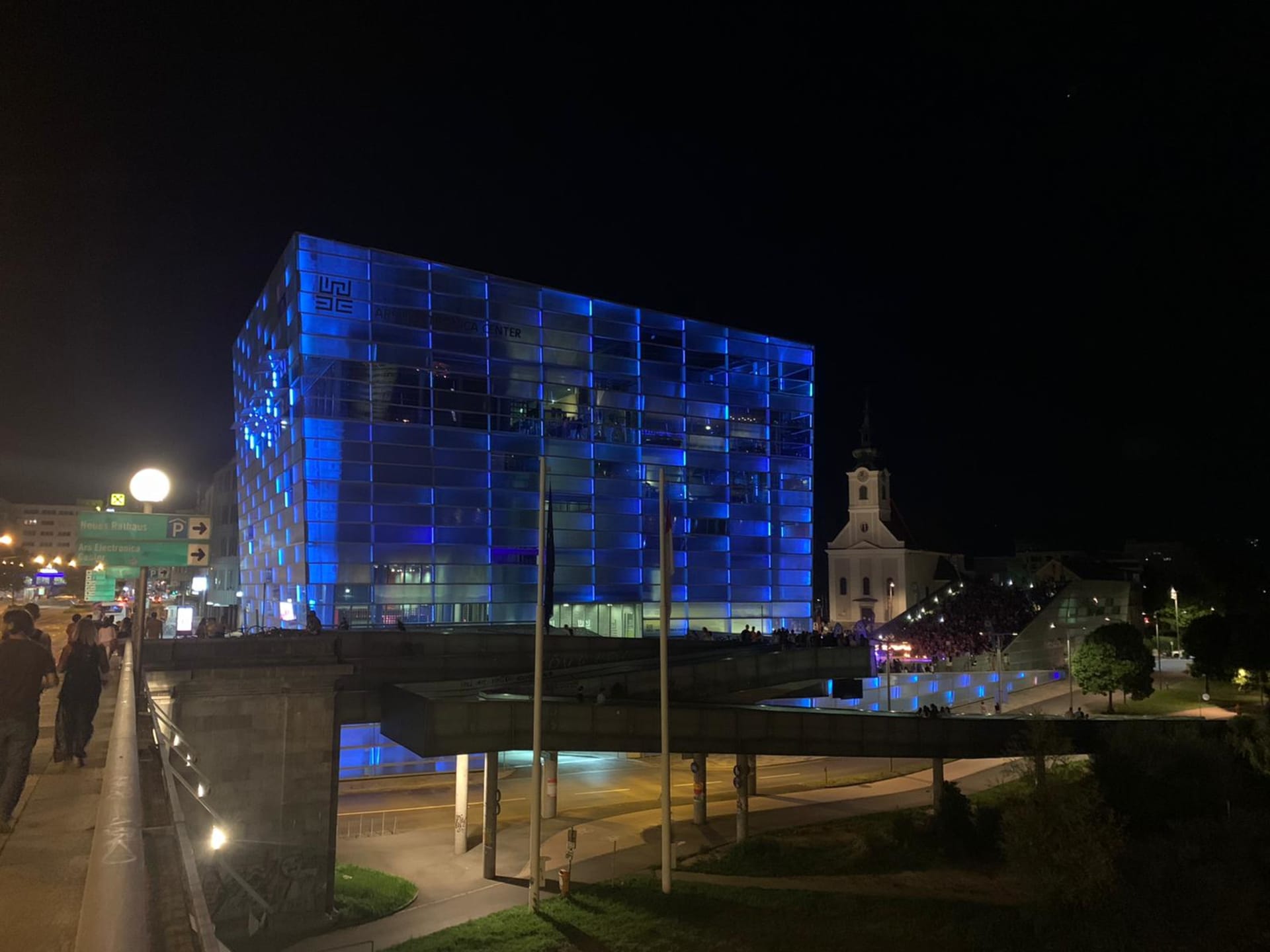 Budova Ars Electronica Center je zajímavá i po setmění.