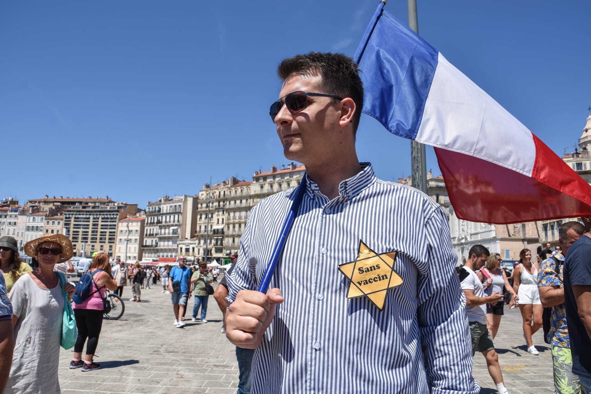 Ve Francii nosí někteří odpůrci vakcinace Davidovu hvězdu.