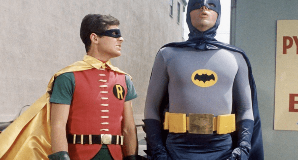  Zatímco temný rytíř neboli Batman je drsňák v kostýmu a jeho druhé já se plazí po modelkách na večírcích coby miliardář Bruce Wayne, jeho sidekick Robin už tak tvrdě nepůsobí. 