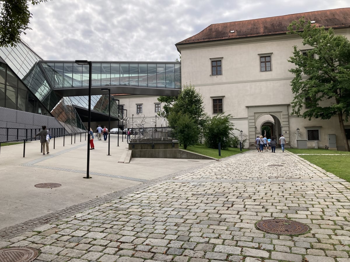 Křídlo zámku Linzer Schloss je přímo spojeno s moderní budovou muzea.