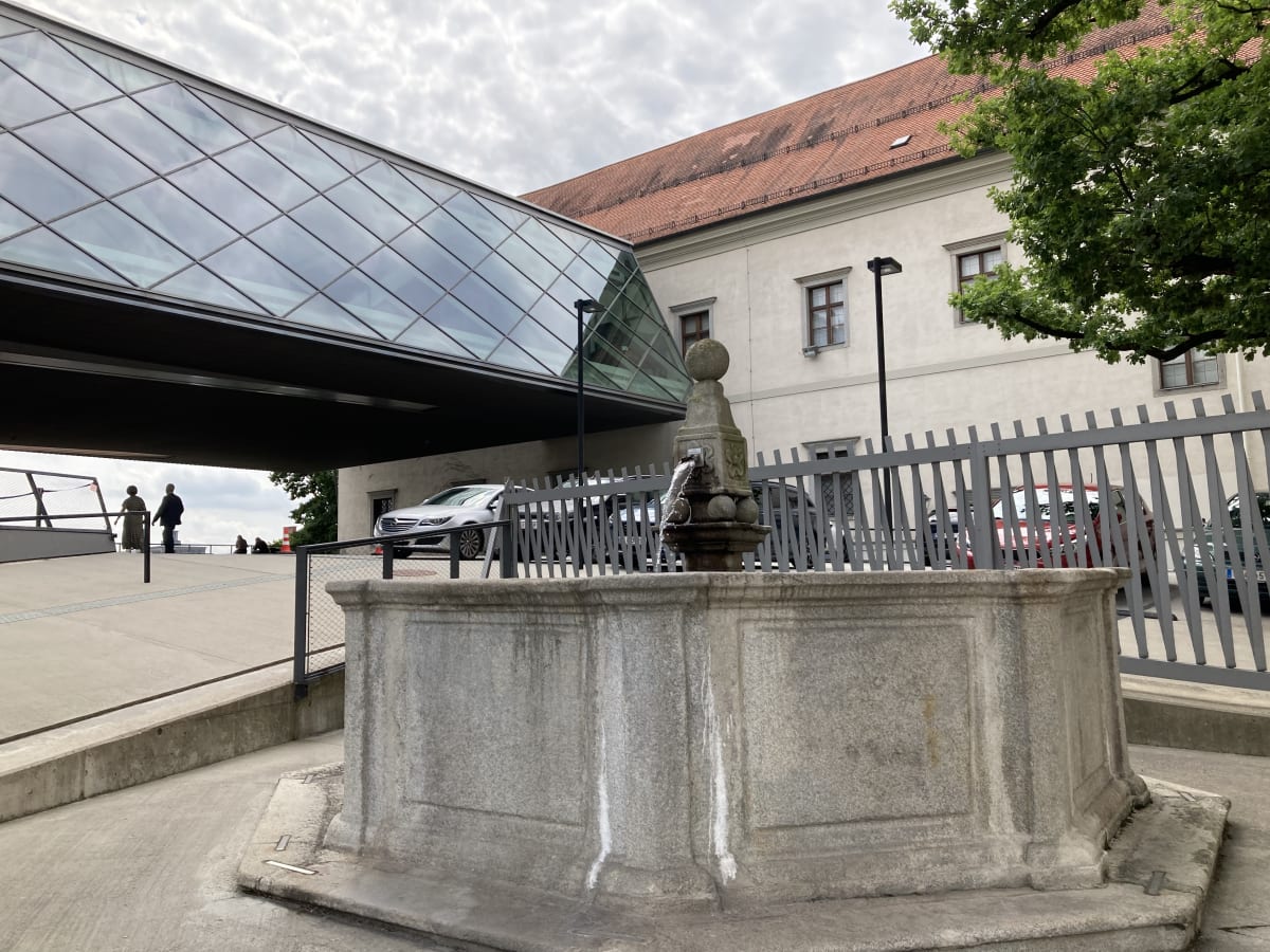 Křídlo zámku Linzer Schloss je přímo spojeno s moderní budovou muzea.