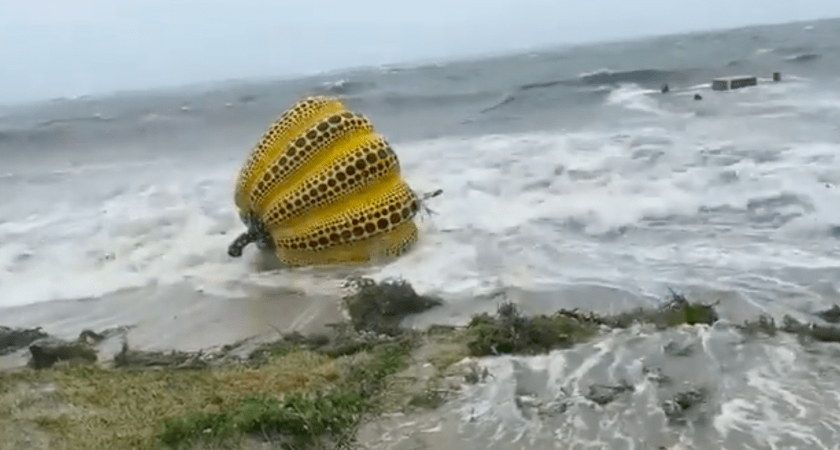 Bouře v Japonsku smetla do moře kultovní sochu.