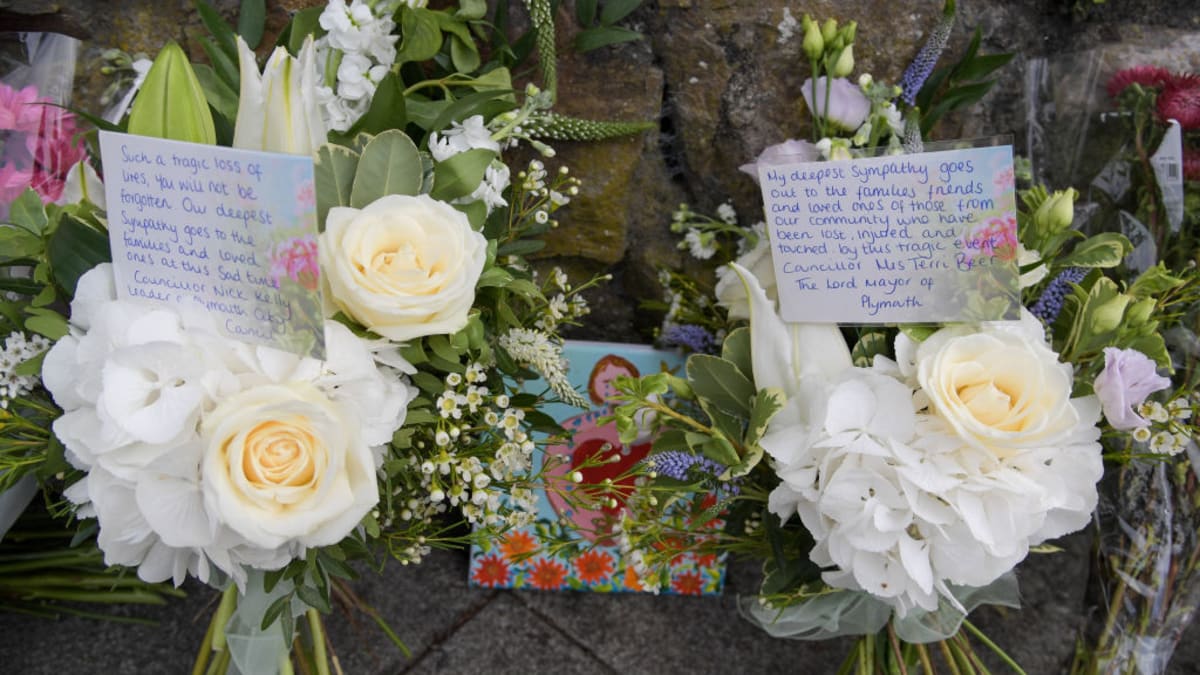 Plymouth truchlí za oběti tragické střelby, na pietní místo nosí lidé květiny a vzkazy